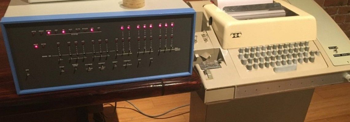 Istoria Fascinantă a Ingineriei Calculatoarelor: De la Originile Sale Până la Era Modernă